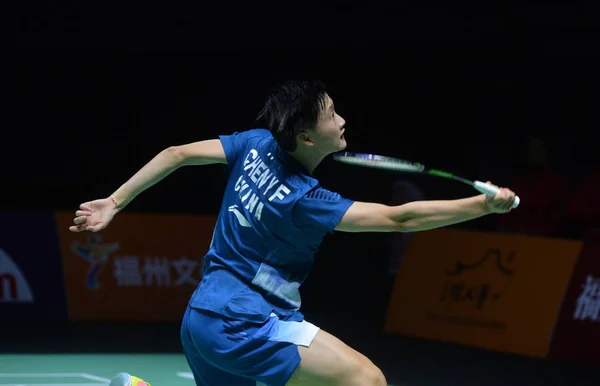 中国の陳 Yufei 戻りますショットのぞみ奥原日本の女子シングルスの決勝で 2018 日中国南東部の福建省福州市に福州中国オープン 2018 バドミントン大会中に — ストック写真