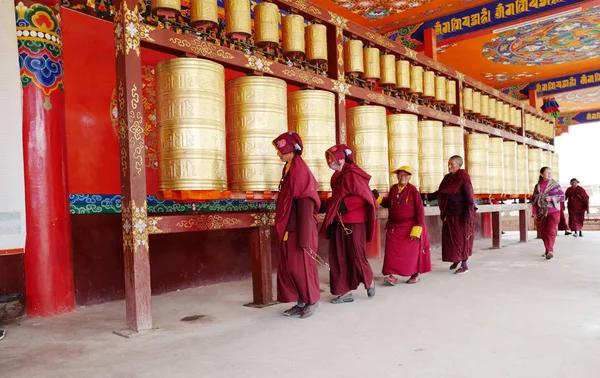 Tarihsiz Fotoğrafta Rahibeler Baiyu County Garze Tibet Özerk Güneybatı Çin — Stok fotoğraf