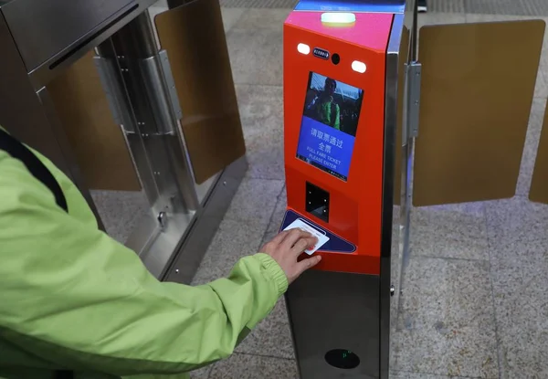 乗客は 2018 日中国北京市に北京南駅でマシンをチェックする顔認識システムと彼の身分証明書を使用してください — ストック写真