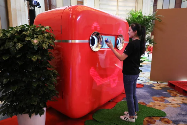 Visitante Intenta Comprar Coca Cola Primera Máquina Expendedora Recicladora Concepto — Foto de Stock