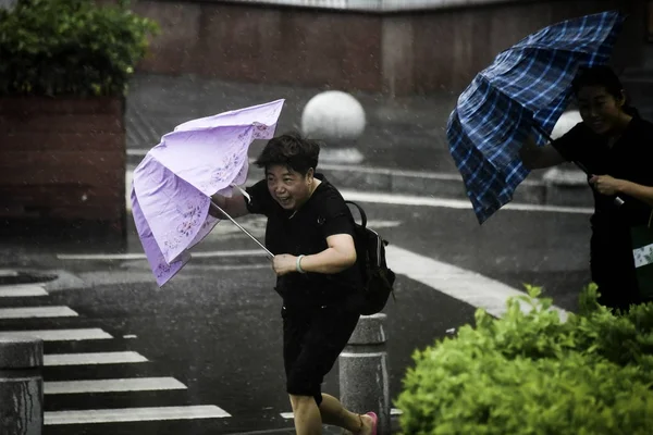 2018年9月16日 在中国广东省广州市的一条街上 今年第22号台风 曼格胡特 带来的强风和大雨 行人用雨伞遮挡自己 — 图库照片