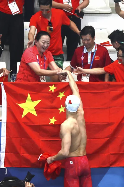 Sun Yang Chine Célèbre Avec Ses Parents Après Avoir Remporté — Photo