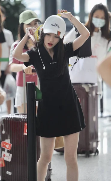 Cantante Actriz China Jingyi Fotografiada Aeropuerto Internacional Shanghai Hongqiao Shanghai —  Fotos de Stock