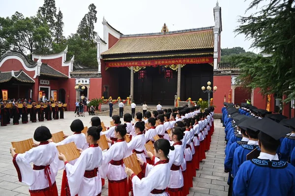 古代の衣装を身にまとった芸能人が 中国の湖南省リウヤン市の569Th 誕生日記念式典に出演し 9月21日2018 — ストック写真