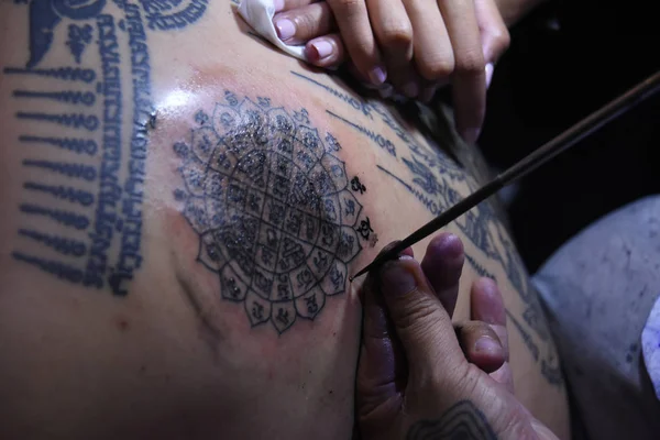 2018年9月9日 在中国东北吉林省长春市举行的第二届长春国际纹身展上 一位纹身艺术家将参观者的后背墨水 — 图库照片