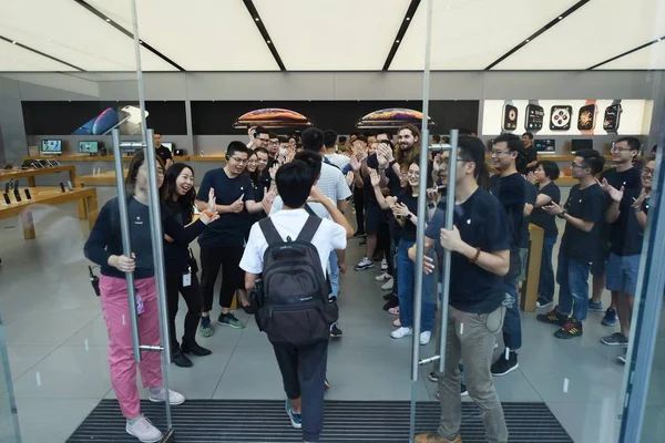 Chinesische Kunden Betreten Den Apple Flagship Store Westsee Iphone Und — Stockfoto