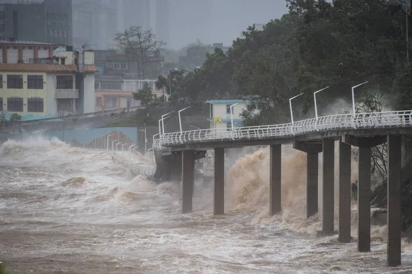 Огромные Волны Приливной Волны Вызванной Тайфуном Mangkhut Тайфун Года Всплески — стоковое фото