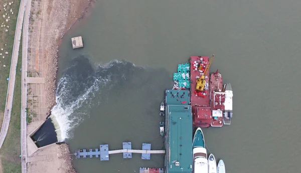 Luftaufnahme Des Abwassers Das Aus Einem Wassertor Den Nanchang Abschnitt — Stockfoto