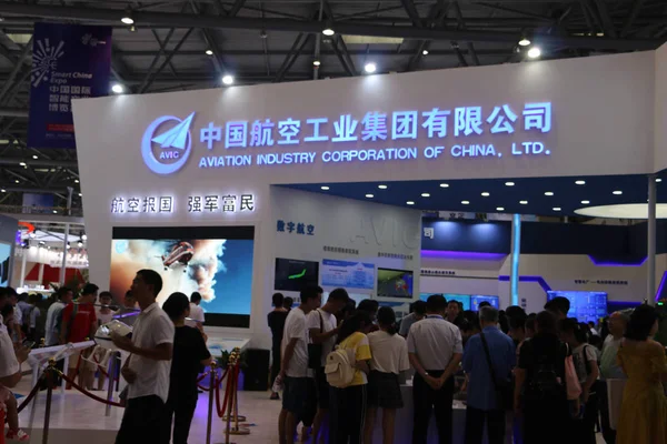 Människor Besöker Monter Flygindustrin Corporation China Avic Expo Chongqing Kina — Stockfoto