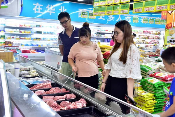 Customers Shop Pork Supermarket Shijiazhuang City North China Hebei Province — Stock Photo, Image