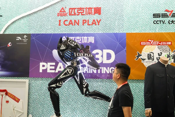 Visitante Stand Peak Sport Durante Una Exposición Shanghái China Mayo — Foto de Stock