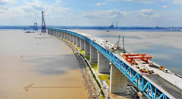 Chinesische Arbeiter Betreiben Straßenfertiger Bitumen Auf Der Längsten Schrägseilbrücke Der — Stockfoto