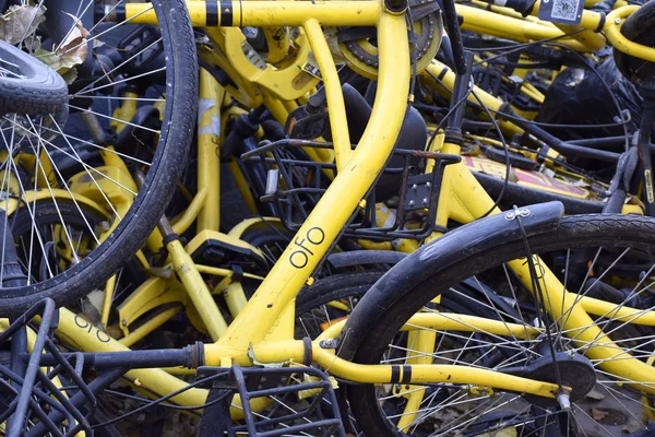 Fahrräder Des Chinesischen Fahrradverleihdienstes Ofo Stapeln Sich Auf Einer Straße — Stockfoto