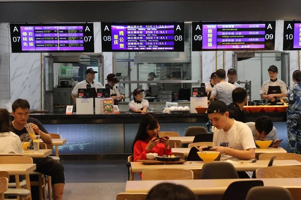 Alunos Comem Uma Cantina Com Tema Aviação Campus Universidade Aeronáutica — Fotografia de Stock