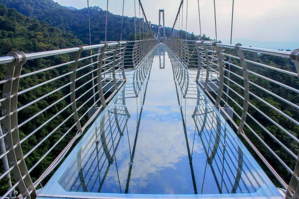 Spider Man Munkavállalók Ellenőrizze Guangdong Leghosszabb Üvegfenekű Hídon Egy Hegy — Stock Fotó