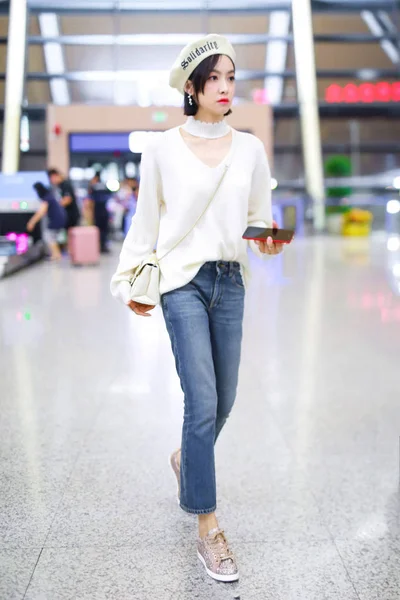 Chinese Singer Actress Victoria Song Qian Arrives Shanghai Pudong International — Zdjęcie stockowe