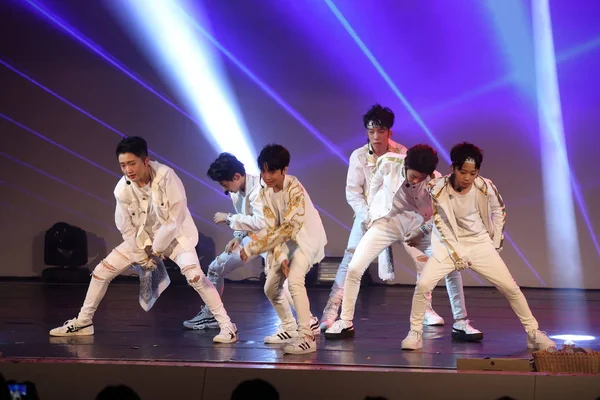 Участники Бойз Группы Boy Story Совместно Спродюсированные Tencent Music Entertainment — стоковое фото