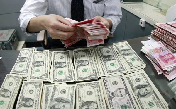 Čínský Úředník Počítá Rmb Jüan Jüan Bankovky Amerického Dolaru Bance — Stock fotografie