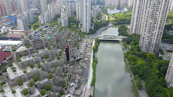 2018年8月31日 在中国上海普陀区苏州河沿岸的一个购物综合体的建筑工地上 以不同高度的露台为名的高楼大厦鸟图 — 图库照片