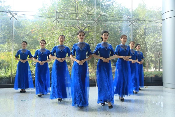 Voluntários Chineses Vestindo Cheongsam Qipao Posam Para Fotos Antes Próxima — Fotografia de Stock