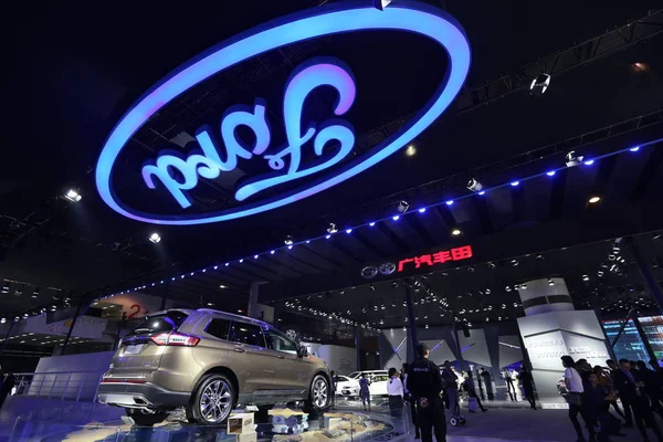 Ember Látogat Ford Állvány Alatt Kína Guangzhou Nemzetközi Autó Kiállítás — Stock Fotó