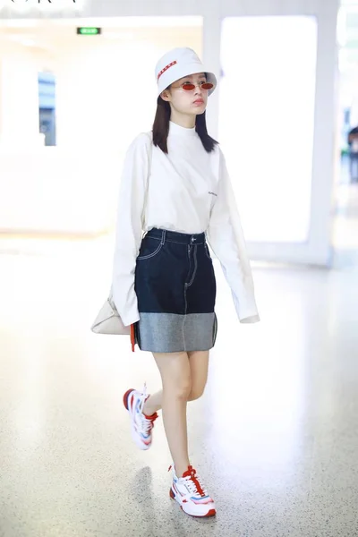 Kinesisk Skådespelerska Qin Anländer Shanghai Hongqiao International Airport Före Avgång — Stockfoto