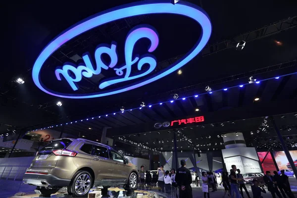 Pessoas Visitam Estande Ford Durante 14Th China Guangzhou International Automobile — Fotografia de Stock
