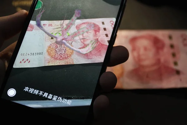 Usuário Celular Chinês Digitaliza Uma Nota 100 Yuan Rmb Renminbi — Fotografia de Stock