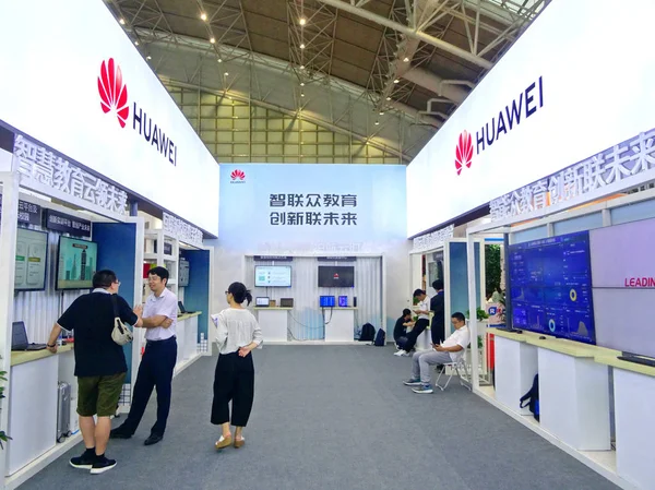 Gente Visita Stand Huawei Durante Una Exposición Ciudad Nanjing Provincia — Foto de Stock