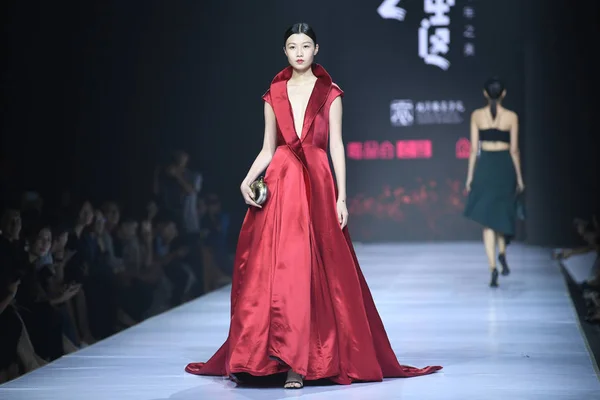 Een Model Toont Een Nieuwe Creatie Yiyi Fashion Show Tijdens — Stockfoto