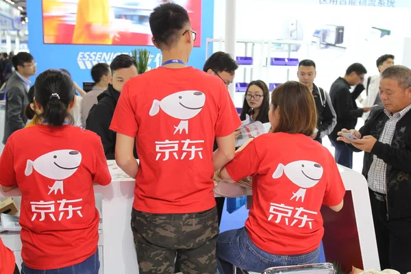 File Kiinalaisen Verkkokauppiaan Com Työntekijät Nähdään Näyttelyssä Shanghaissa Kiinassa Huhtikuu — kuvapankkivalokuva
