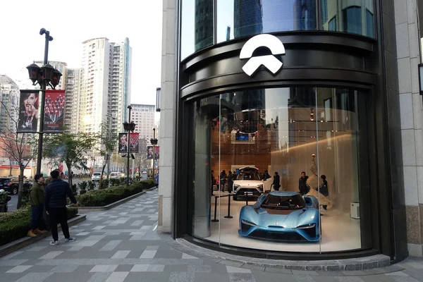 Fußgänger Gehen Einem Haus Des Chinesischen Elektroautobauers Nio Shanghai China — Stockfoto