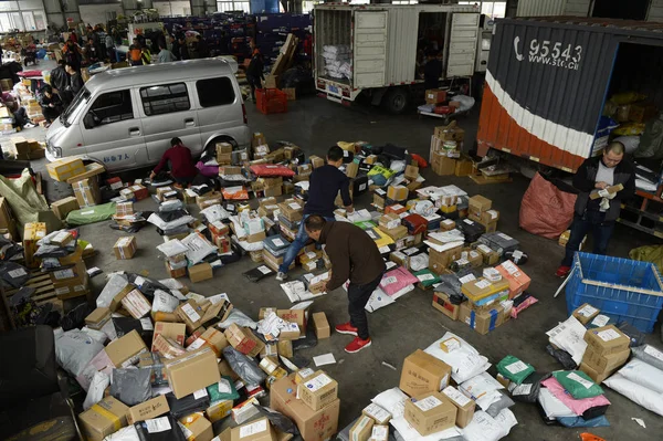 Chinese Workers Sort Out Parcels Most Which Singles Day Online — Stock Photo, Image