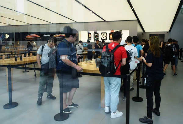 Des Clients Chinois Font Queue Dans Apple Store Phare West — Photo
