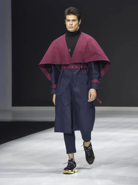 Een Model Toont Een Nieuwe Creatie Shao Fashion Show Tijdens — Stockfoto