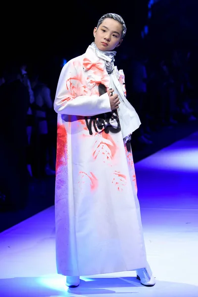 Model Wyświetla Nowe Stworzenie Chuyi Sheguang Pokaz Mody Podczas Tygodnia — Zdjęcie stockowe