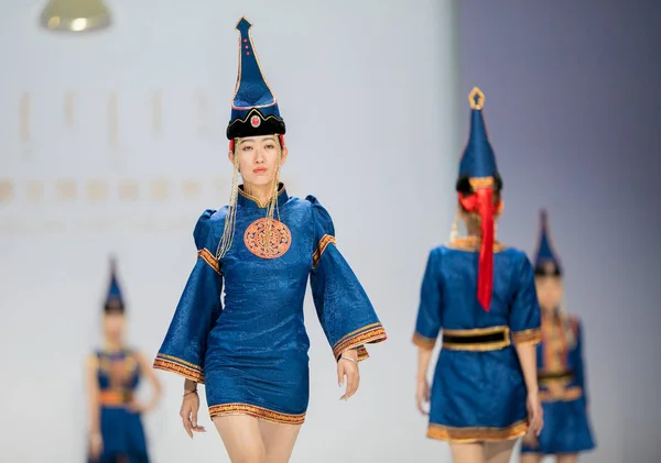 Modelo Muestra Una Nueva Creación Trajes Tradicionales Mongoles Durante 15º — Foto de Stock