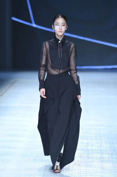 Модель Демонстрирует Новое Творение Показе Мод Oriental Modern Center Jean — стоковое фото