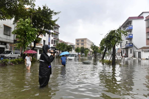 Местные Жители Идут Затопленной Дороге После Сильных Ливней Вызванных Тайфуном — стоковое фото