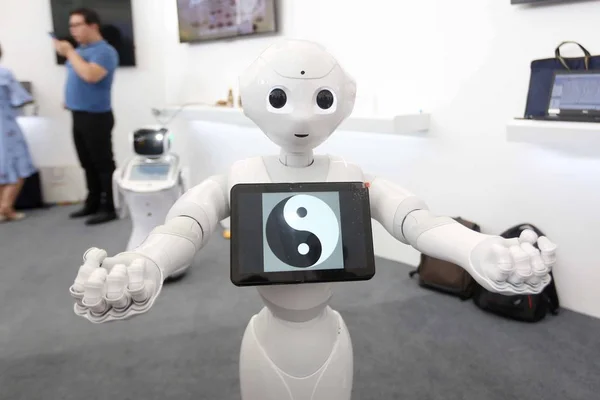 Servisní Robot Provádí Taichi Nebo Shadowboxing Před 2018 Světovou Umělou — Stock fotografie