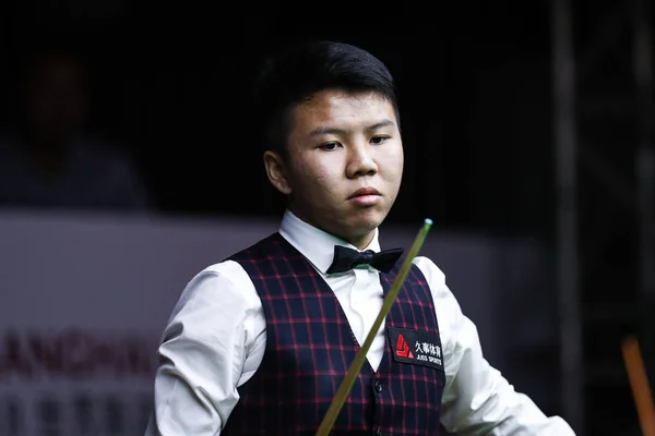 Zhou Yuelong China Considers Shot Luca Brecel Belgium First Match — Φωτογραφία Αρχείου