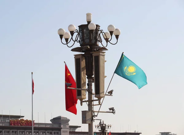 Číňané Kazašské Státní Vlajky Chvění Ulici Před Tian Anmen Tribuny — Stock fotografie
