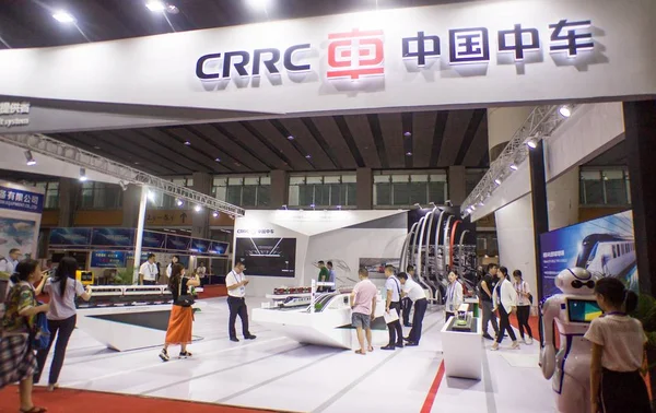 Människor Besöker Montern Crrc China Railway Rullande Materiel Corp Expo — Stockfoto