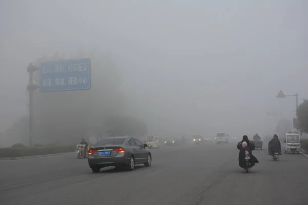Los Vehículos Viajan Una Calle Con Niebla Pesada Ciudad Handan — Foto de Stock