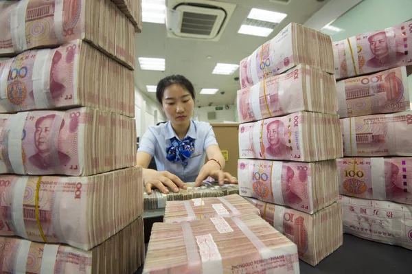 Китайський Клерк Розраховує Юанів Єни Юанів Банкноти Галузі Банку Китаю — стокове фото
