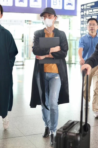 Китайська Актриса Чжоу Синь Прибуває Пекінського Міжнародного Столичного Аеропорту Пекіні — стокове фото