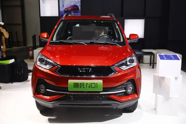 Chiński Gość Próbuje Neta No1 Samochód Elektryczny Wyświetlaczu Podczas China — Zdjęcie stockowe