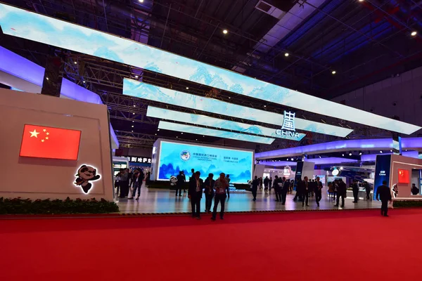 2018年11月5日在中国上海举行的首届中国国际进口博览会 Ciie 2018 人们参观中国馆 — 图库照片