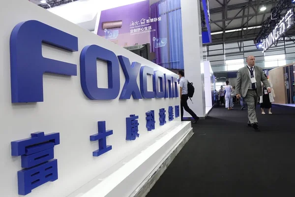 Visitante Pasa Por Stand Foxconn Durante Una Exposición Shanghái China — Foto de Stock
