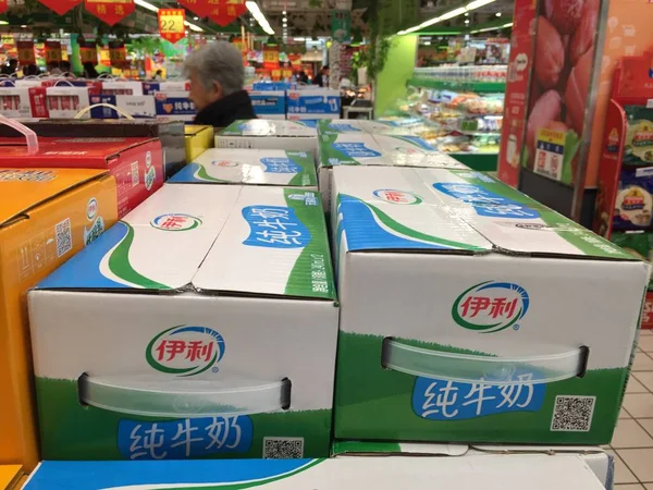 Cartons Yili Pure Milk Sale Supermarket Shanghai China March 2017 — Stock Photo, Image